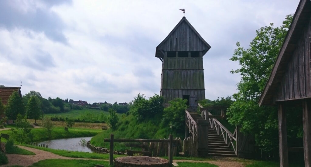 Eine rekonstruierte Turmhügelburg aufgenommen in dem Freiluftmuseum in Lütjenburg.