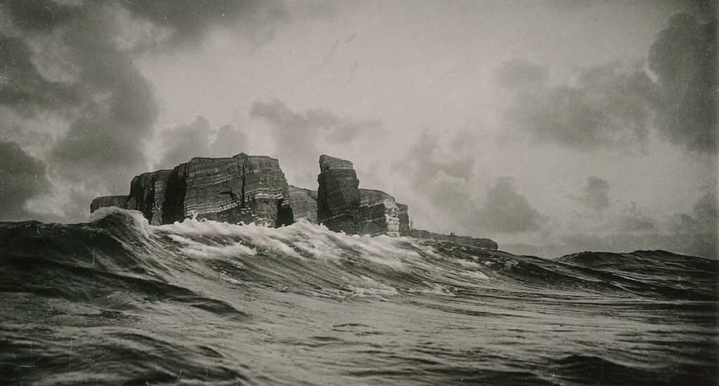 Die Felseninsel Helgoland, wie hier auf dem Schwarzweißbild zu sehen, ragt "wie mit dem Messer abgeschnitten" aus der Nordsee auf. Die natürlichen Gegebenheiten in der Helgoländer Bucht gegen Ende der Bronzezeit lassen sich gut mit Platons Atlantis-Bericht in Einklang bringen.