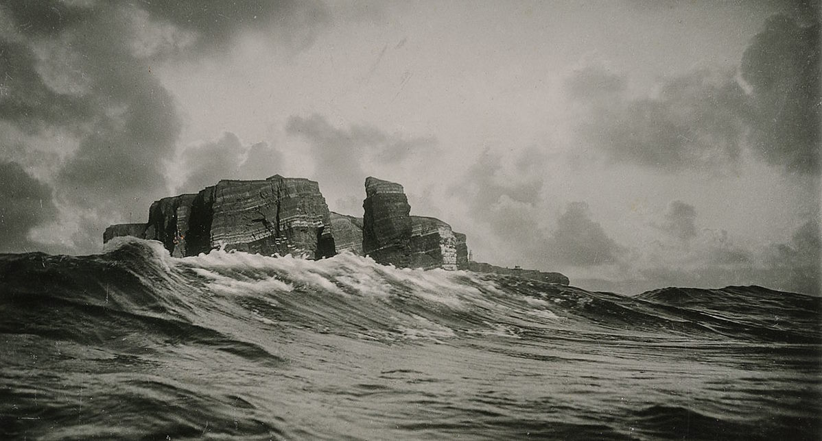 Die Felseninsel Helgoland, wie hier auf dem Schwarzweißbild zu sehen, ragt "wie mit dem Messer abgeschnitten" aus der Nordsee auf. Die natürlichen Gegebenheiten in der Helgoländer Bucht gegen Ende der Bronzezeit lassen sich gut mit Platons Atlantis-Bericht in Einklang bringen.