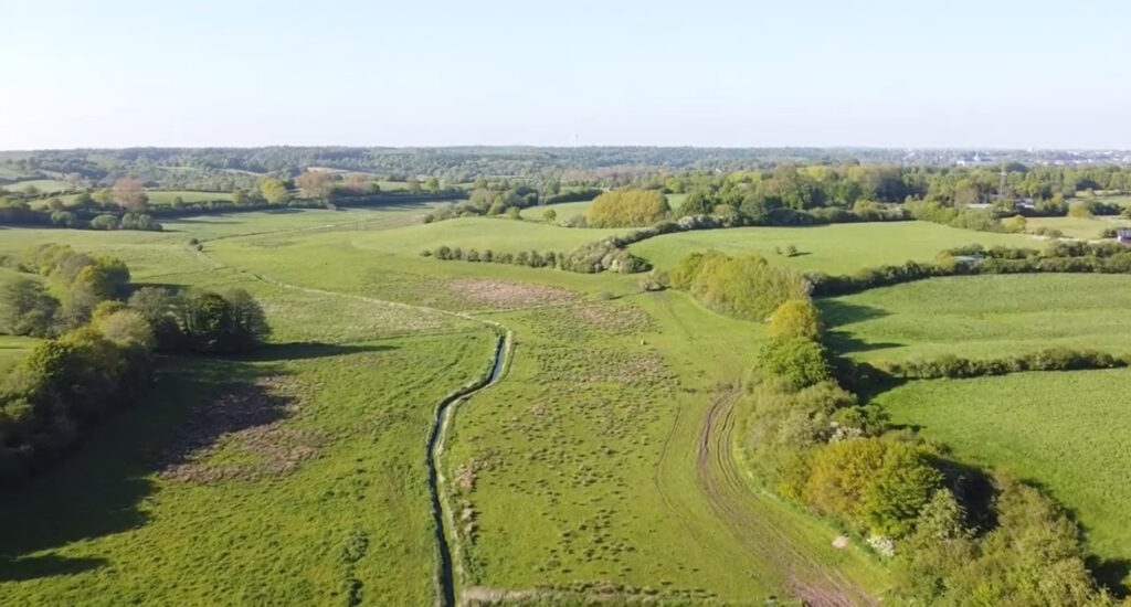 Luftaufnahme vom Dannewerk, bzw. dem Ende der Hauptwalls des Danewerks mit seiner Tyraburg und Schleswig´s Schloss Gottorf im Hintergrund.