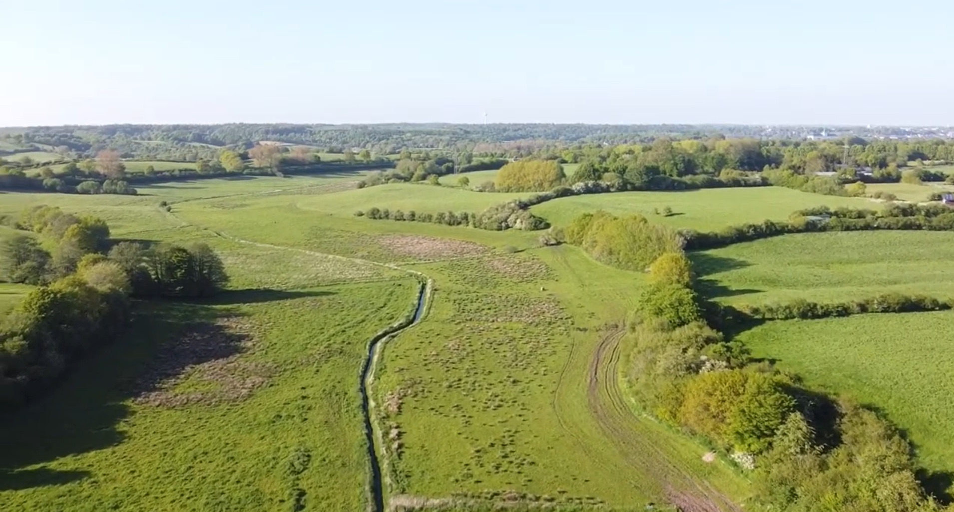 Luftaufnahme vom Dannewerk, bzw. dem Ende der Hauptwalls des Danewerks mit seiner Tyraburg und Schleswig´s Schloss Gottorf im Hintergrund.