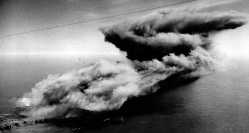 Diese Luftaufnahme zeigt den Versuch der Briten im Jahr 1947, durch die bis dato größte nichtatomare Explosion der Welt, die Hochseeinsel Helgoland auszuradieren.
