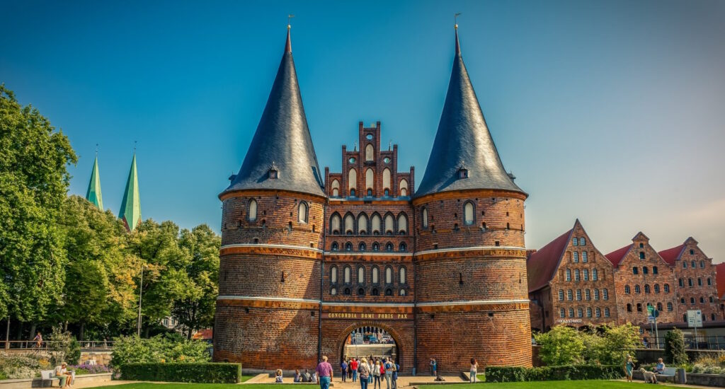 Das Lübecker Holstentor an einem Tag im Sommer.