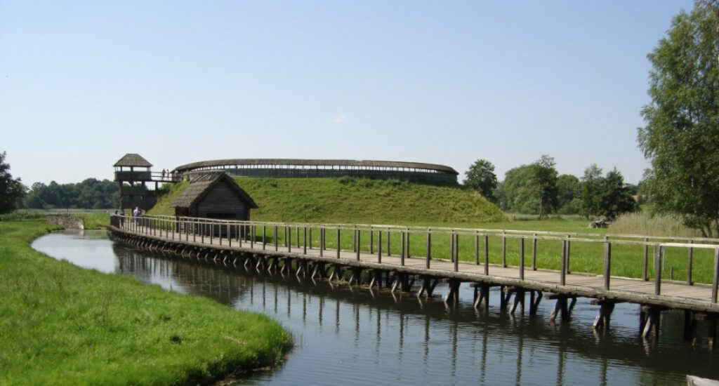 Blick auf die rekonstruierte Ringwall Anlage in Groß Raden.