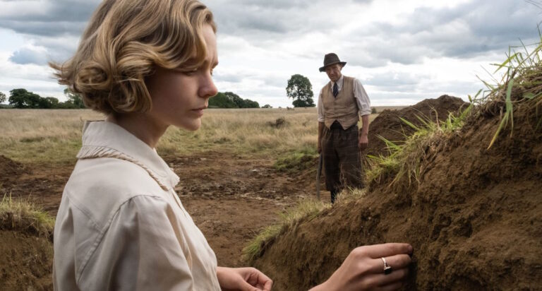 Die beiden Hauptprotogenisten des Films "the Dig" bei der Ausgrabung. In diesem Film wird der größte je ausgemachten Schatz der Nordsachsen (Angelsachsen) thematisiert.