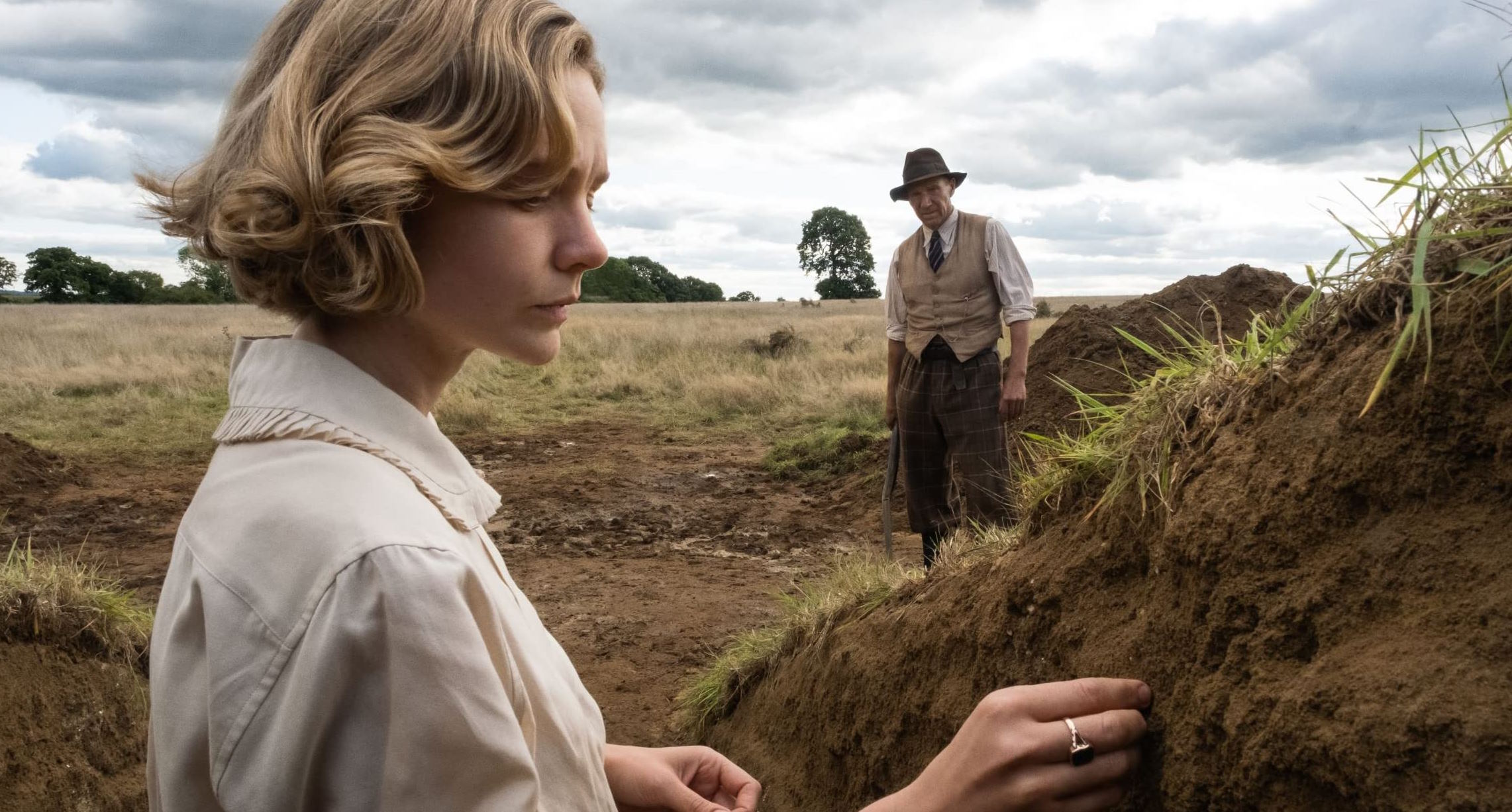 Die beiden Hauptprotogenisten des Films "the Dig" bei der Ausgrabung. In diesem Film wird der größte je ausgemachten Schatz der Nordsachsen (Angelsachsen) thematisiert.