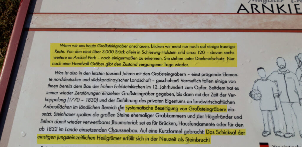 Infotafel von Arnkiel-Park. Hierauf wird geschildert, was man mit den alten Heiligtümern machte.